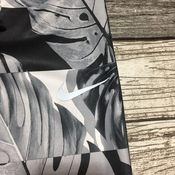 Nike Dri Fit Floral Crop Capri Leggings Women’s L Black Gray (Inseam 20) - Picture 9 of 10